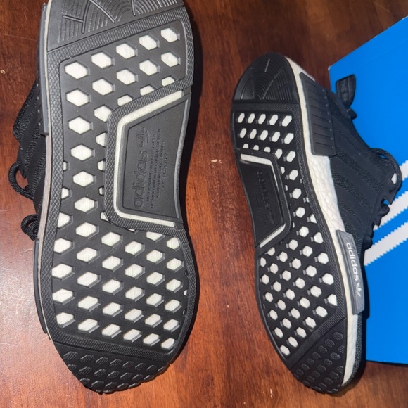 Adidas NMD R1 shoes Men 7/Women 8.5 main image 4